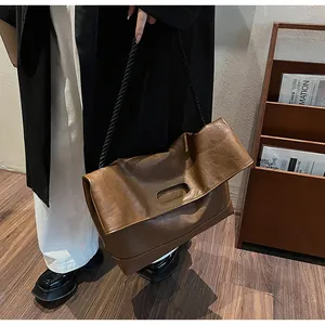 Grand sac cabas vintage en cuir souple marron avec bandoulière tressée élégante