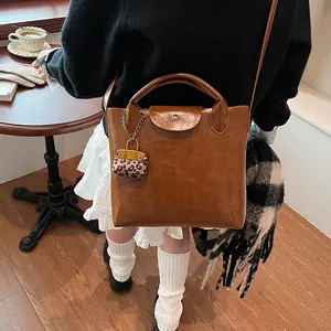 Bruine vintage PU-leren shopper met hart-luipaard hanger en handgrepen