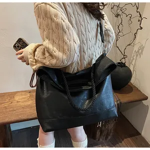 Grand sac cabas en cuir souple noir avec anses en corde tressée et bandoulière amovible