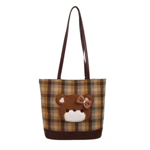 Vintage καρό τσάντα tote με χαριτωμένο λούτρινο αρκουδάκι και δερμάτινες λαβές