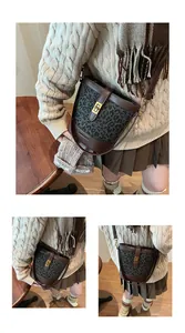 Détail du sac seau en toile léopard avec fermoir pivotant doré et bandoulière réglable