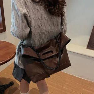 Grand sac cabas en cuir souple marron foncé avec anses tressées et bandoulière amovible