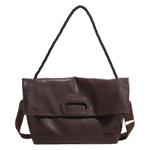 Sac cabas en cuir souple marron foncé avec texture vintage et poignée ovale évidée