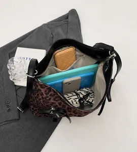 Interior espacioso del bolso tote de leopardo con compartimentos para tablet y cartera