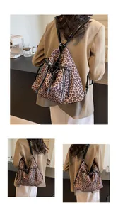 Detalle de la mochila de leopardo con cierre de cordón y correas ajustables