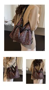 Detalle de bolso tote con estampado de leopardo, lazo negro y cremalleras verticales