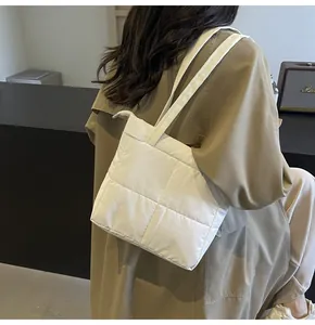 Dettaglio della borsa tote in nylon trapuntato bianco con texture morbida e tracolla