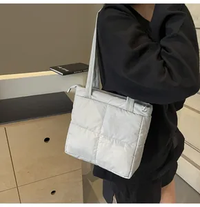 Dettaglio della borsa tote trapuntata grigio chiaro in nylon lucido per uso quotidiano