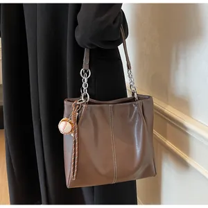 Bolso tote de cuero marrón con costuras en contraste y correa de cadena plateada