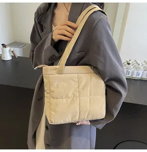 Dettaglio della borsa shopper trapuntata beige con texture morbida e cuciture a vista