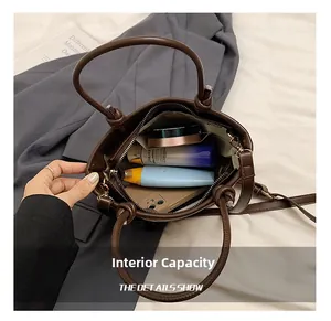 Capacità interna della borsa a secchiello marrone con spazio per smartphone e trucchi