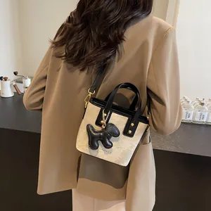 Vintage Segeltuch-Eimertasche mit Lederbesatz und Welpen-Anhänger im Café-Stil