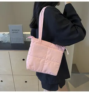 Dettaglio della borsa a spalla trapuntata rosa con motivo di cuciture a reticolo