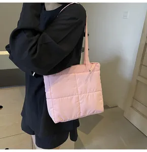 Borsa tote rosa trapuntata con cuciture a spalla con cappotto lungo nero chic