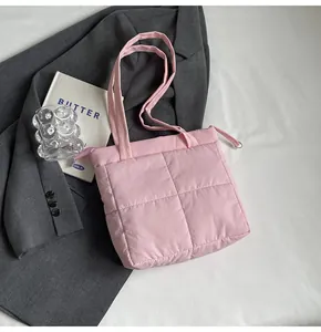 Dettaglio della borsa tote trapuntata rosa chiaro con morbida imbottitura e zip