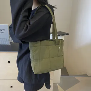 Borsa tote trapuntata verde erba con cuciture a quadri per un look casual a spalla