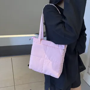 Borsa tote trapuntata rosa con cuciture a quadri per il tempo libero e il pendolarismo