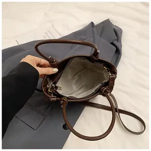 Vista dall'alto di una borsa a secchiello in pelle marrone con fodera e tasca interna zip