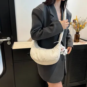 Sac hobo beige matelassé pour femme avec pendentif lapin en peluche et bandoulière