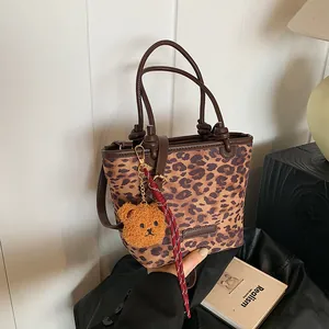 Borsa a Secchiello Leopardata Donna in Pelle PU Con Ciondolo a Orsetto Tracolla Minimalista Per Uso Quotidiano Casual e Viaggi