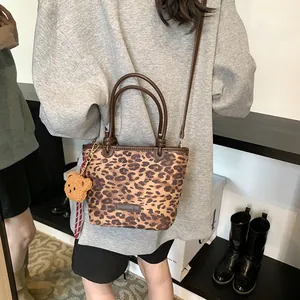 Borsa a secchiello leopardata alla moda con ciondolo a orsetto e tracolla per donna