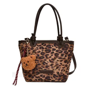 Secchiello chic con stampa leopardata, manici in pelle e ciondolo orsetto di peluche