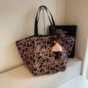 Borsa Tote Donna Con Stampa Leopardata E Muccata Grande Capacità Borsa In Tela Nylon Con Accessorio Bambola In Peluche Per Pendolarismo