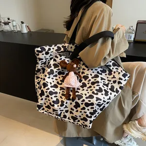 Grande borsa tote in tela con stampa mucca bianca e nera e ciondolo a forma di topo