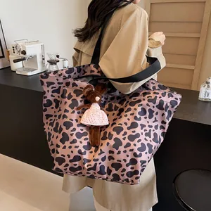 Borsa tote leopardata alla moda con ciondolo a forma di orso e grande spazio interno