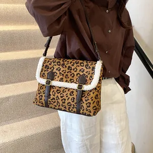 Chique crossbodytas met luipaardprint, imitatiebont en leren riemen gedragen door model