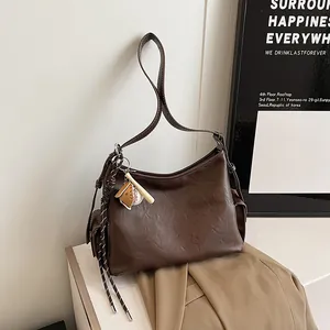 Borsa a Tracolla Donna in Pelle PU Vintage Grande Capacità Secchiello Retro Con Ciondolo da Baseball Borsa Quotidiana