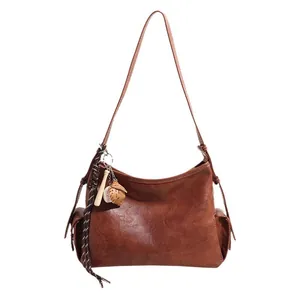 Borsa a secchiello vintage marrone a mezzaluna con ciondoli da baseball e tasche laterali