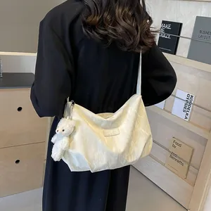 Beigefarbene Übergroße Samt-Shopper-Tasche mit Faltenstruktur und kleinem Bären-Anhänger