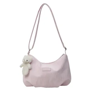 Rosafarbene Velvet Hobo-Tasche mit Plüschbären-Anhänger und minimalistischem Logo
