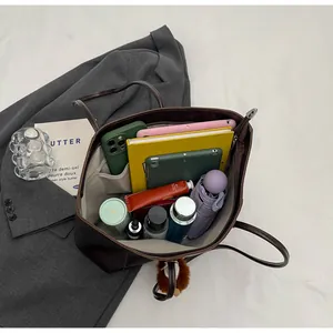 Grand sac cabas en cuir marron foncé avec intérieur spacieux pour tablettes et accessoires