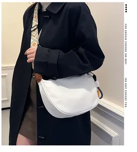 Sac hobo blanc avec large bandoulière à motif ethnique et boucle en métal réglable
