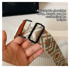 Détail de la bandoulière tissée ajustable avec motifs géométriques et boucles métal