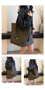Détail du sac cabas en toile léopard avec grande capacité et plaque en métal doré