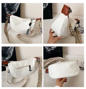 Vue détaillée du sac hobo en toile blanche avec cuir brun et bandoulière géométrique