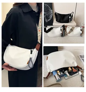 Vue détaillée du grand sac dumpling avec bandoulière géométrique et grande capacité