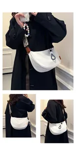 Vue détaillée du sac bandoulière demi-lune blanc avec sangle ethnique et nœud tressé