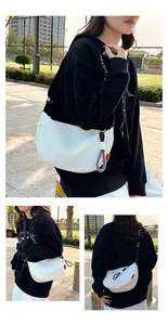 Détails du sac demi-lune blanc avec bandoulière noire fashion et accessoire violet