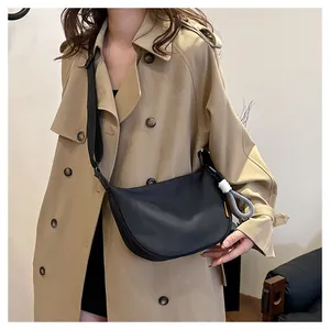 Gros plan du sac bandoulière noir en forme de lune avec bandoulière large et cordon