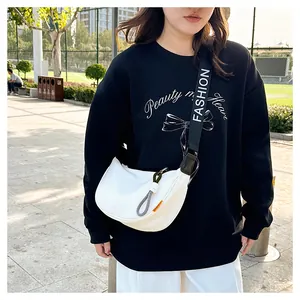 Sac bandoulière demi-lune blanc avec large sangle en nylon porté par un mannequin
