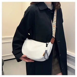 Détail du sac demi-lune blanc en nylon avec large bandoulière à motifs géométriques