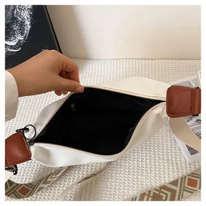 Détail intérieur du grand sac en toile avec bandoulière géométrique et doublure noire