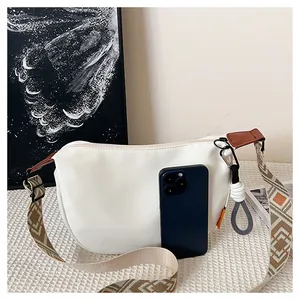 Sac bandoulière demi-lune blanc avec sangle ethnique et téléphone pour la taille