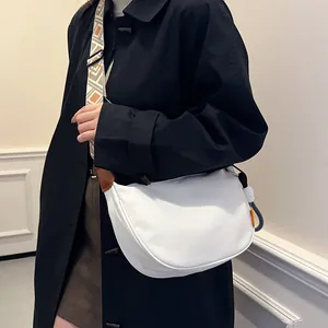 Sac bandoulière blanc minimaliste avec large bandoulière tissée à motifs géométriques