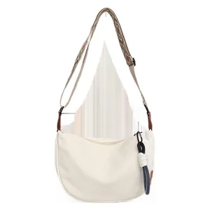 Sac demi-lune beige minimaliste avec large bandoulière géométrique pour femmes