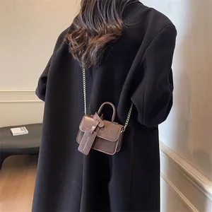Elegante mini bolso bandolera marrón con cadena dorada para mujer estilo de tendencia